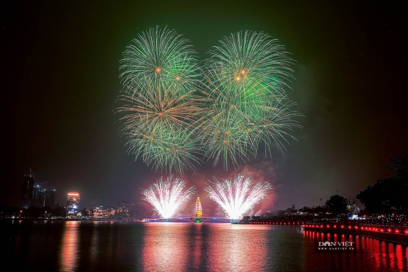 Màn pháo hoa là điểm nhấn trong chuỗi hoạt động văn hóa Giỗ Tổ Hùng Vương tại Phú Thọ. Ảnh: Dân Việt