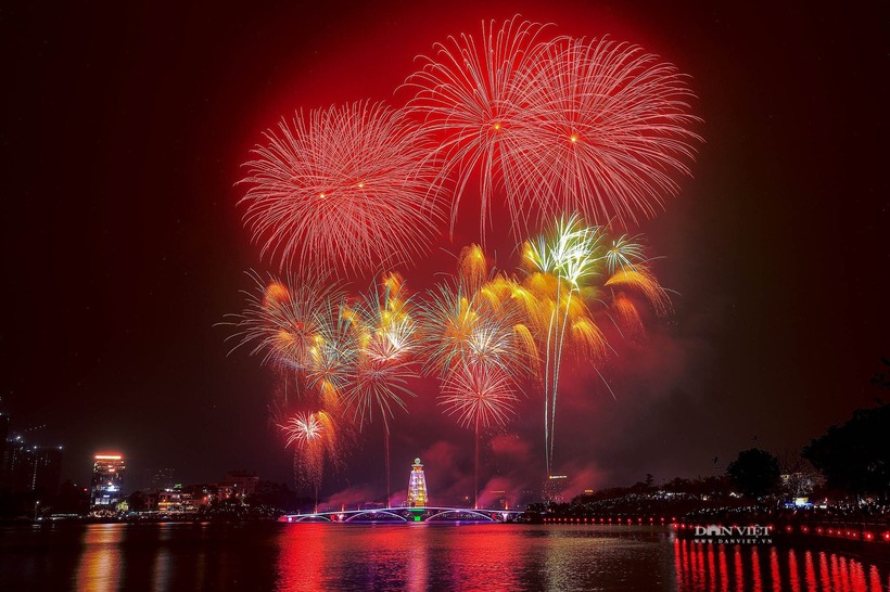 Tối 6/4 (tức mùng 9/3 âm lịch), tại cầu đi bộ Công viên Văn Lang, phường Tiên Cát, thành phố Việt Trì, tỉnh Phú Thọ đã diễn ra màn bắn pháo hoa tầm thấp kết hợp tầm cao nhân dịp Giỗ Tổ Hùng Vương năm 2025.&nbsp; Ảnh: Dân Việt
Chương trình bắn pháo hoa kéo dài không quá 15 phút, bắt đầu từ 21h30 phút, ngay sau chương trình nghệ thuật “Về miền lễ hội”. Ảnh: Dân Việt