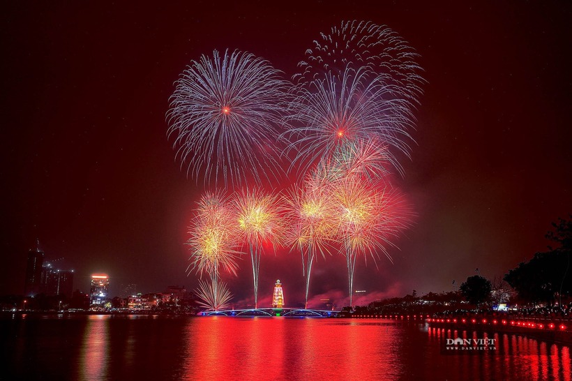Chương trình bắn pháo hoa kéo dài không quá 15 phút, bắt đầu từ 21h30 phút, ngay sau chương trình nghệ thuật “Về miền lễ hội”. Ảnh: Dân Việt