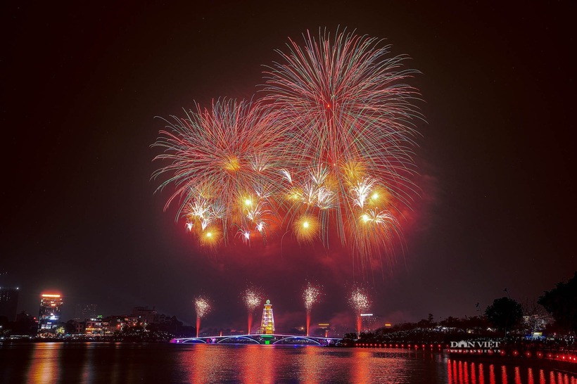 Thời tiết đêm 6/4 khá thuận lợi, giúp người dân dễ dàng quan sát pháo hoa từ các hướng quanh khu vực hồ Văn Lang. Ảnh: Dân Việt