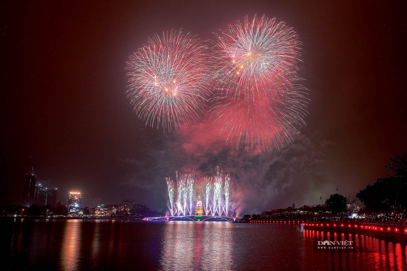 Trước đó, trận địa pháo được thiết lập trên cầu Văn Lang bắc qua hồ Văn Lang, được lực lượng công an, quân sự canh gác nghiêm ngặt. Ảnh: Dân Việt