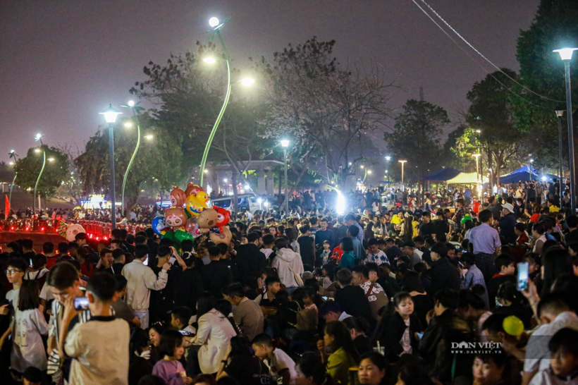 Ngay từ 20h30 ngày 6/4, rất đông người dân đổ về công viên Văn Lang. Ảnh: Dân Việt
