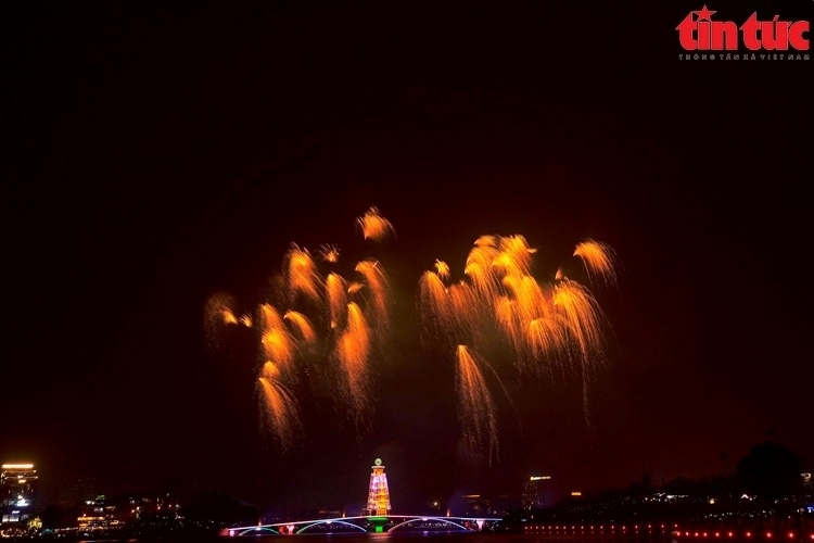 Pháo hoa bung nở rực sáng, tạo nên không khí lễ hội sôi động tại vùng Đất Tổ. Ảnh: Báo Tin tức