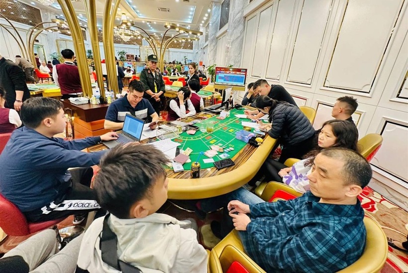 Cảnh sát bắt quả tang đánh bạc tại một câu lạc bộ ở Lào Cai. (Ảnh: Bộ Công an)