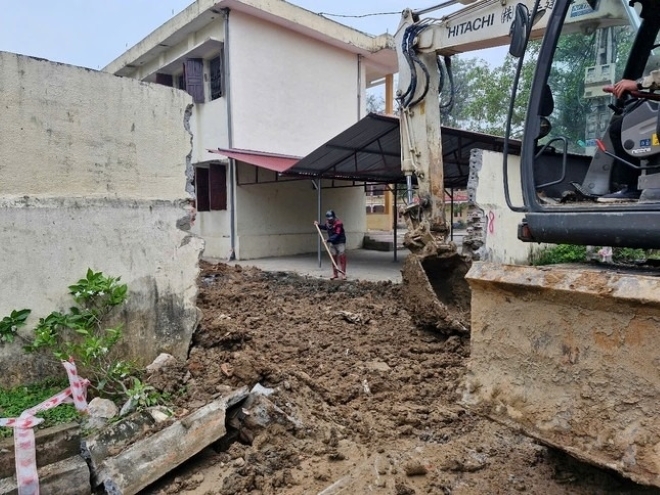 Đơn vị thi công tiến hành tháo dỡ toàn bộ số cột của trạm biến áp được chôn trước đó và di chuyển đi nơi khác, trả lại mặt bằng. Ảnh: Lao động và Tiền phong