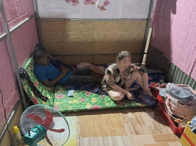 Công an xã Vĩnh Thanh bắt quả tang bà Ph. đang thực hiện hành vi kích dục cho 1 khách nam. Ảnh: Công an tỉnh Đồng Nai.