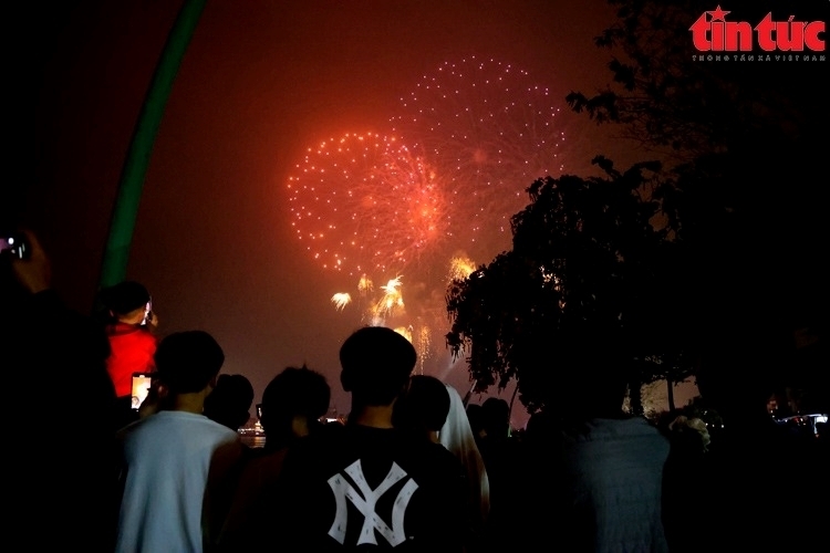 Không khí trang trọng xen lẫn phấn khởi bao trùm khắp không gian Công viên Văn Lang trong đêm hội. Ảnh: Báo Tin tức