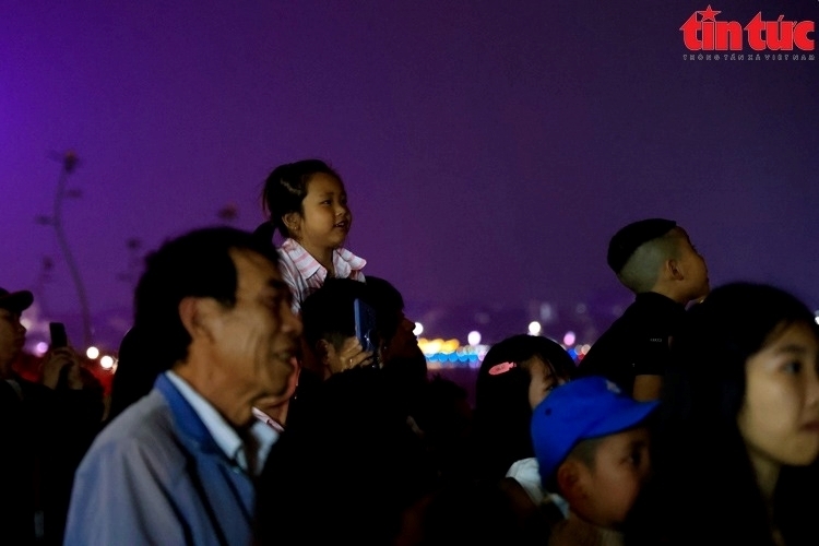 Trẻ em thích thú với màn trình diễn pháo hoa lung linh sắc màu. Ảnh: Báo Tin tức