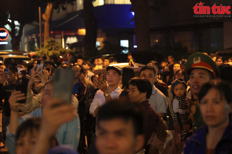 Người dân hào hứng ghi lại khoảnh khắc pháo hoa thắp sáng bầu trời.&nbsp;Ảnh: Báo Tin tức