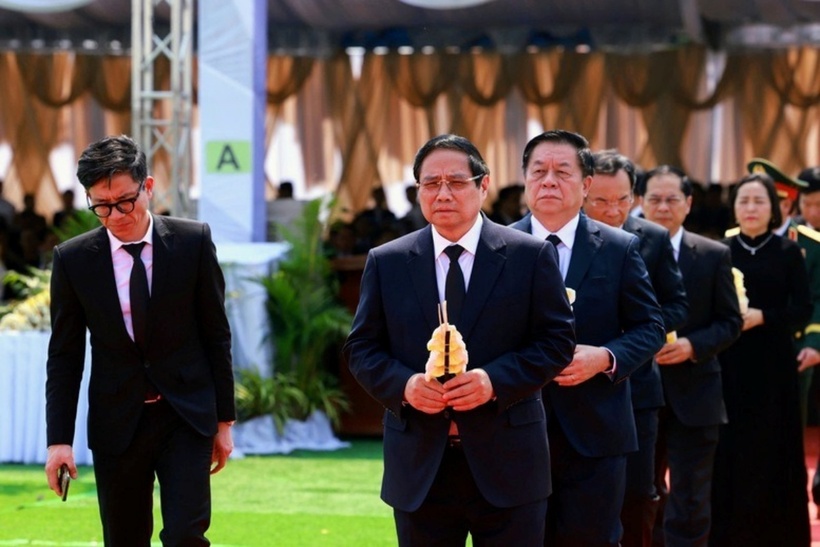 Thủ tướng Phạm Minh Chính thực hiện nghi lễ truy điệu đồng chí Khamtay Siphandone (Ảnh VGP).