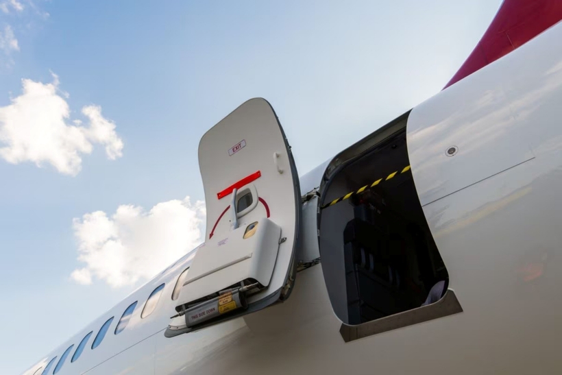 Nam hành khách bị bắt sau khi cố mở cửa thoát hiểm trên máy bay. Ảnh minh họa: News18