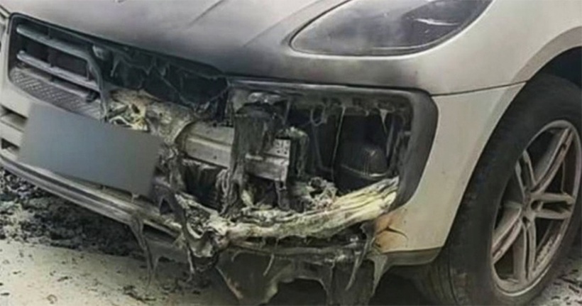 Bất cẩn khi đốt vàng mã dịp Tết Thanh minh, người phụ nữ Trung Quốc làm cháy xe Porsche của hàng xóm. Ảnh: Weibo.