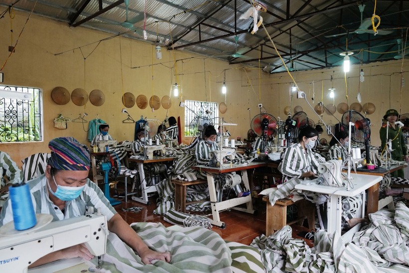 Phạm nhân may quần áo tại Trại giam số 5, Yên Tâm, Yên Định, Thanh Hóa. (Ảnh: VnExpress)