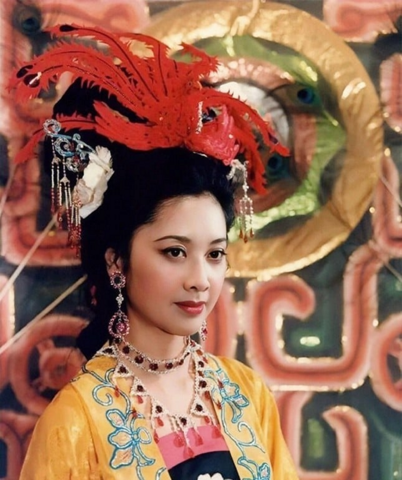 Chu Lâm thời trẻ là mỹ nhân hiếm có. Vai diễn nữ vương trong Tây du ký giúp bà nổi tiếng suốt 40 năm.