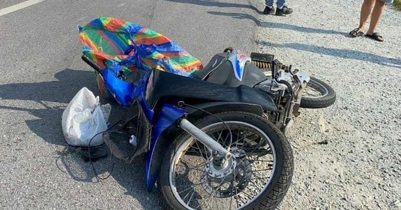 Chiếc xe máy đổ xuống đường sau va chạm. Ảnh: KhaoSod