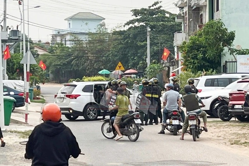 Công an khống chế người đàn ông đưa lên ô tô về trụ sở để lấy lời khai. Ảnh: Pháp luật TP.HCM