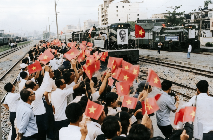 Người dân TP.HCM đón đoàn tàu Thống Nhất đầu tiên xuất phát từ Hà Nội vào TP.HCM năm 1977