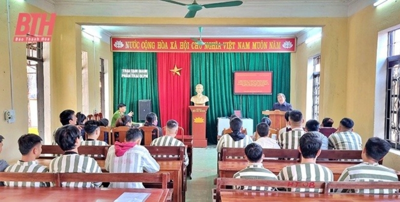 Hội Luật gia tỉnh Thanh Hóa trong một buổi tuyên truyền pháp luật cho phạm nhân tại Trại tạm giam Công an tỉnh.