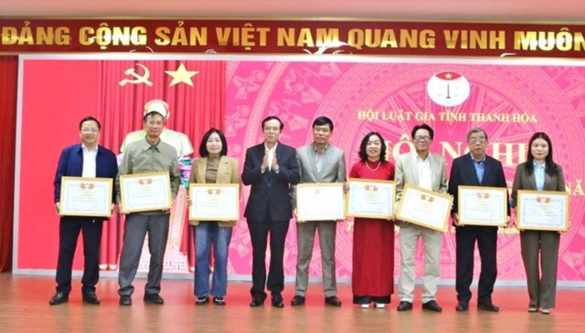Luật gia Bùi Anh Linh - Phó Chủ tịch Hội Luật gia tỉnh Thanh Hóa trao bằng khen cho các hội viên có thành tích xuất sắc trong công tác.