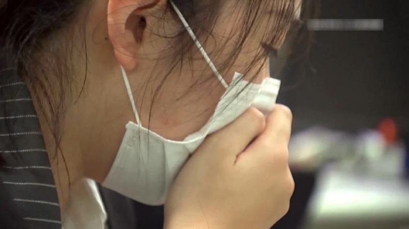 Cô gái trẻ bị viêm phổi do nấm, ho đỏ mắt. Ảnh minh họa