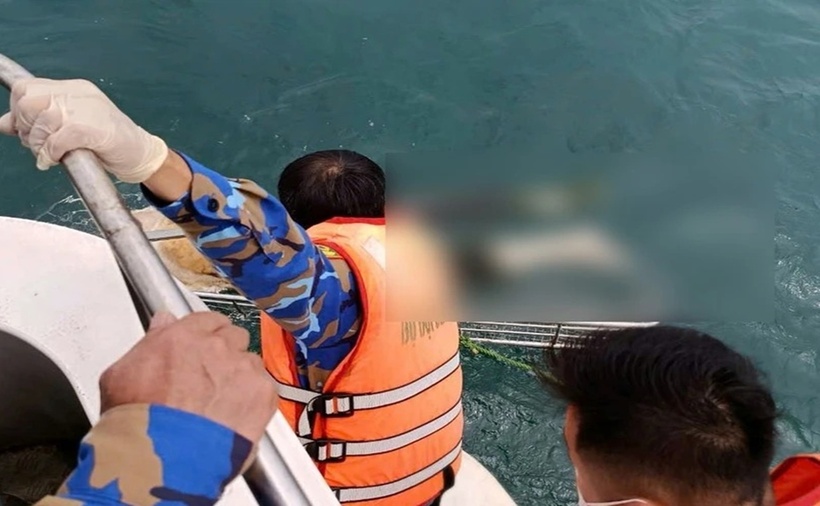 Thi thể nạn nhân được xác định là nam giới, nghi ngờ là nạn nhân trên tàu cá NA-80209-TS chìm ngày 18/3/2025. (Ảnh: TTXVN)