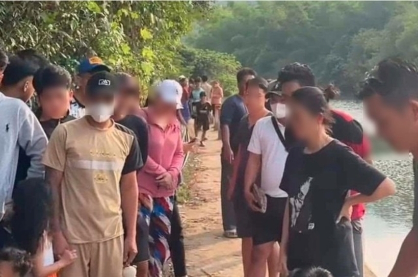 Người dân tập trung tại đập Hàm Rồng sau khi sự việc xảy ra. Ảnh: Người Lao Động