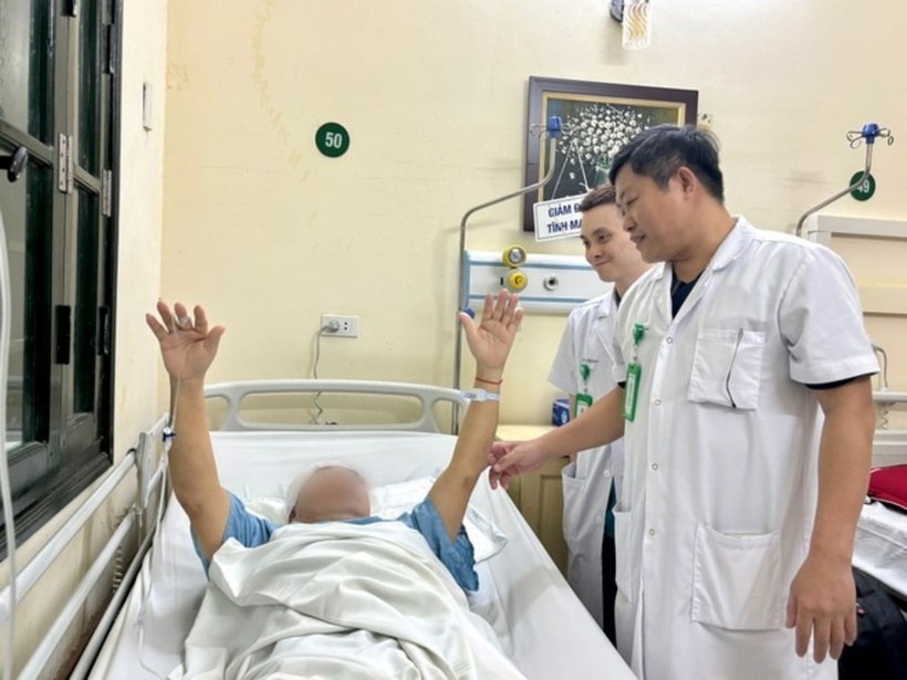 Tỉnh lại sau ca phẫu thuật, bệnh nhân tỉnh táo, nhận thức tốt, thị lực cải thiện rõ rệt và có thể ăn uống bình thường. Ảnh: Công an Nhân Dân