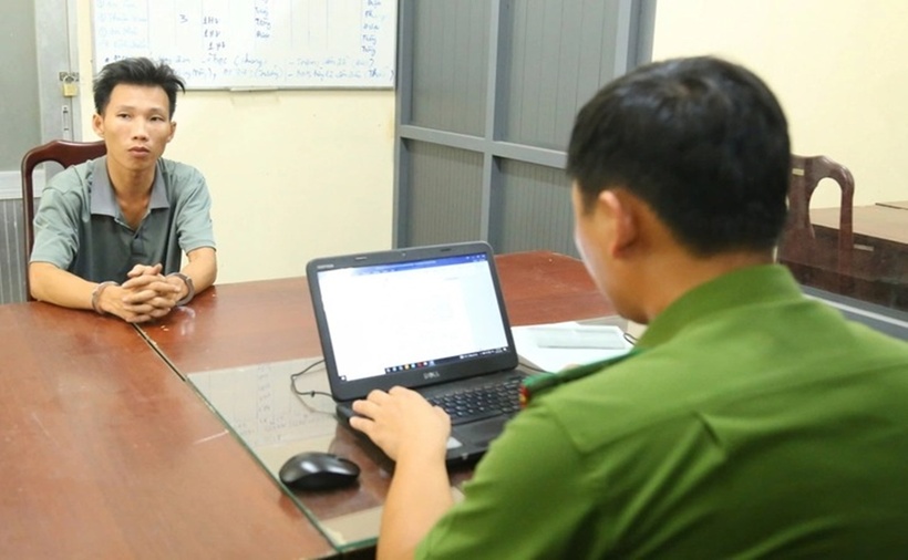 Công an lấy lời khai sau khi đã khống chế, đưa nghi phạm về trụ sở. (Ảnh: Công an)