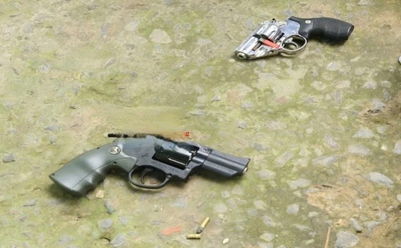 Hai khẩu súng đối tượng sử dụng khống chế chị K. và bạn trai. (Ảnh: SGGP)