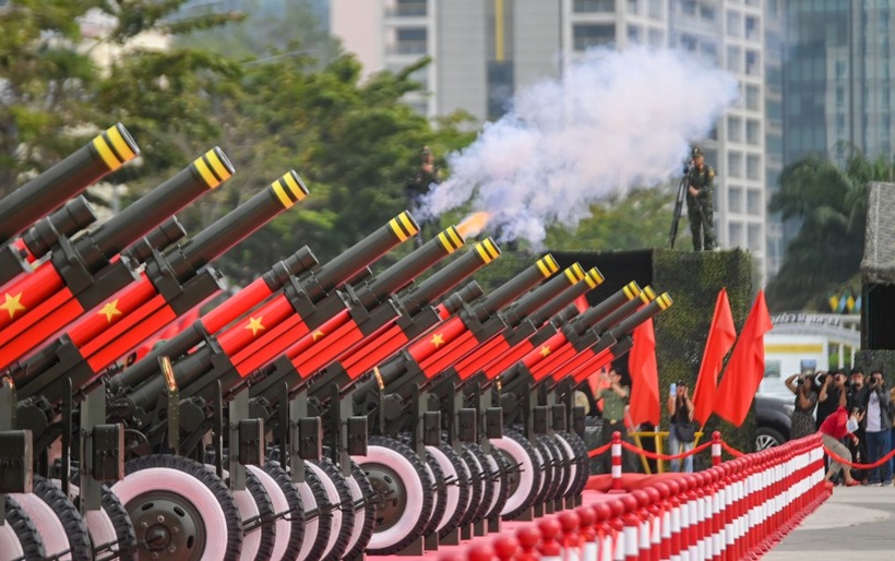 Diễn tập bắn 21 loạt đại bác ở bến Bạch Đằng, ngày 8/4. (Ảnh: VnExpress)