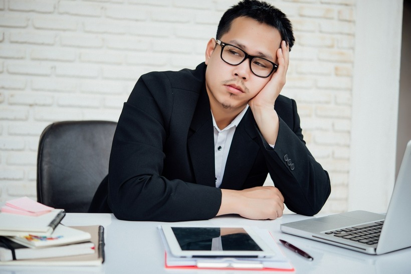 Nam nhân viên mệt mỏi vì không biết nguyên nhân thật sự khiến mình bị sa thải. Ảnh minh họa