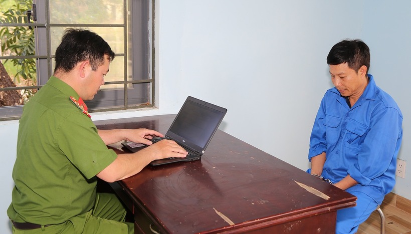 Đối tượng Nguyễn Tấn Phát tại cơ quan Công an. Ảnh: VietNamNet