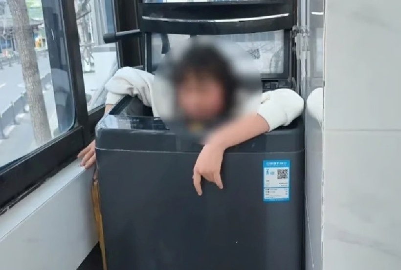 Giận mẹ, nữ sinh 12 tuổi tự nhốt mình trong máy giặt. Ảnh: QQ.