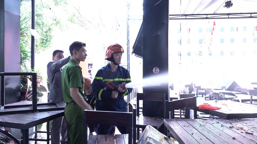 Lực lượng PCCC nhanh chóng có mặt tại hiện trường khống chế ngọn lửa.