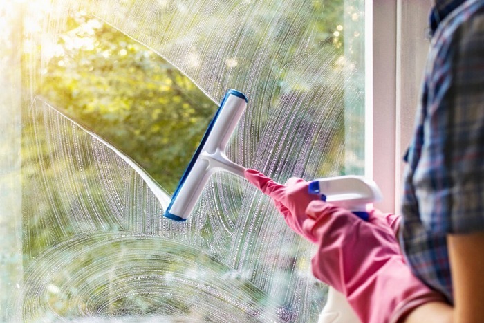 Hạn chế sử dụng các chất tẩy rửa mạnh hoặc có tính ăn mòn cao cho kính. Nếu cần thiết, hãy pha loãng theo đúng tỷ lệ và thử nghiệm trên một khu vực nhỏ trước.