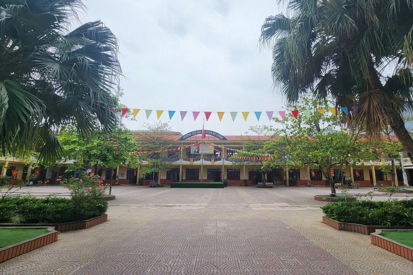 Trường Tiểu học thị trấn Đô Lương, nơi có 12 học sinh nghi ngộ độc do ăn cơm nắm trước cổng trường. Ảnh: Dân Việt
