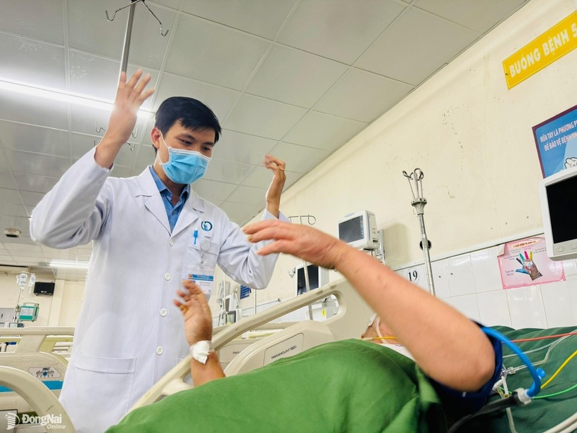 Bác sĩ kiểm tra sức khỏe của bệnh nhân. Ảnh: Báo Đồng Nai