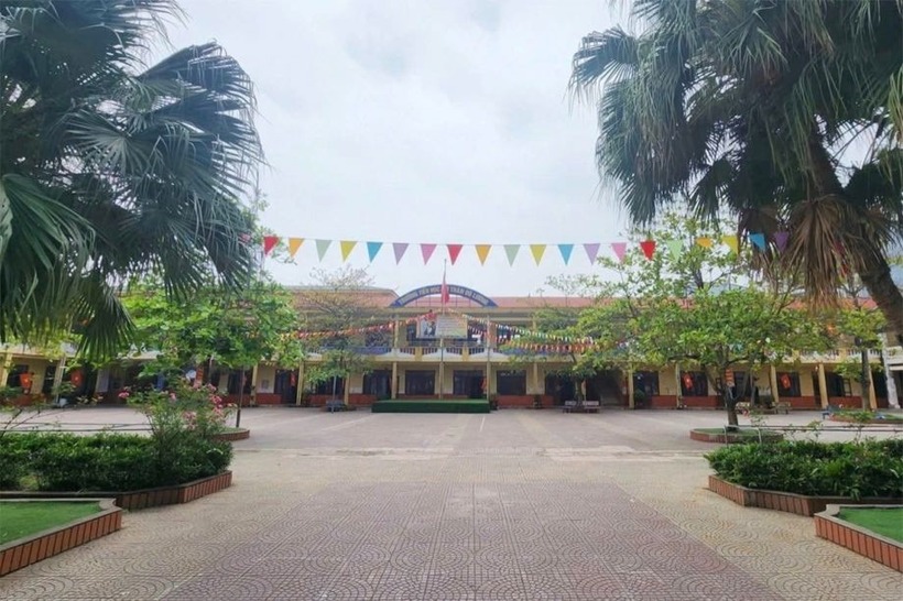 12 học sinh tiểu học có dấu hiệu ngộ độc được nhà trường và gia đình đưa đi cấp cứu. Ảnh: Báo Xây dựng.