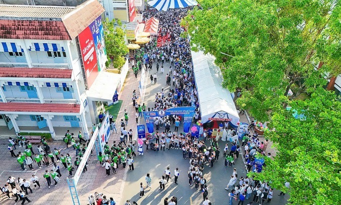 Ngày hội tại Trường Đại học Đồng Tháp ngày 6/4 có hơn 3.500 học sinh và giáo viên. Ảnh: VnExpress.