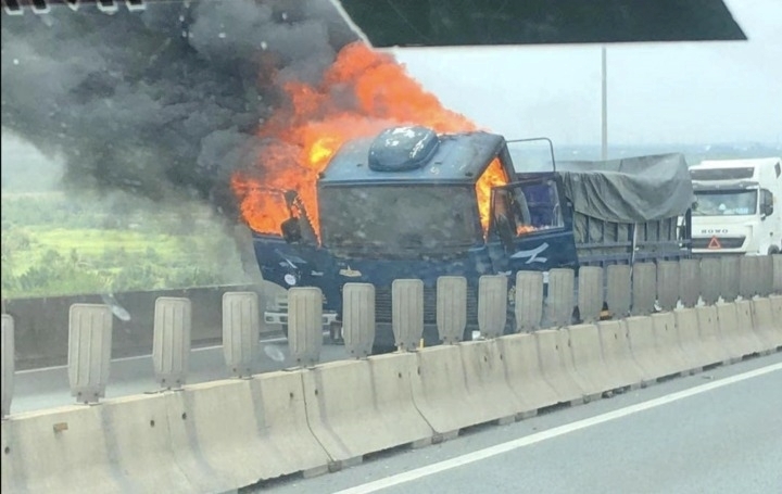 Xe bốc cháy ngùn ngụt trên cao tốc TP.HCM - Long Thành - Dầu Giây. Ảnh: VTC News