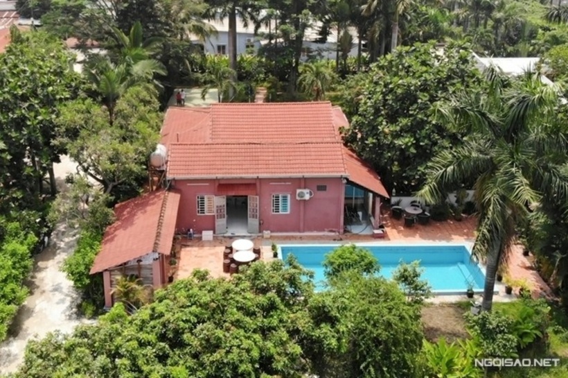 Căn nhà vườn ở huyện Củ Chi (TP.HCM) được Nguyễn Phi Hùng mua từ năm 2002. Từ trung tâm quận 1, nam ca sĩ lái ô tô khoảng 1 tiếng để về nhà vườn và nghỉ ngơi mỗi lúc rảnh rỗi.