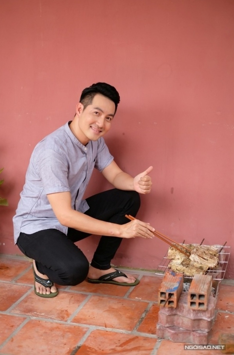 Sân vườn phía sau rộng rãi nên anh thường tổ chức nấu nướng những món ăn ưa thích.