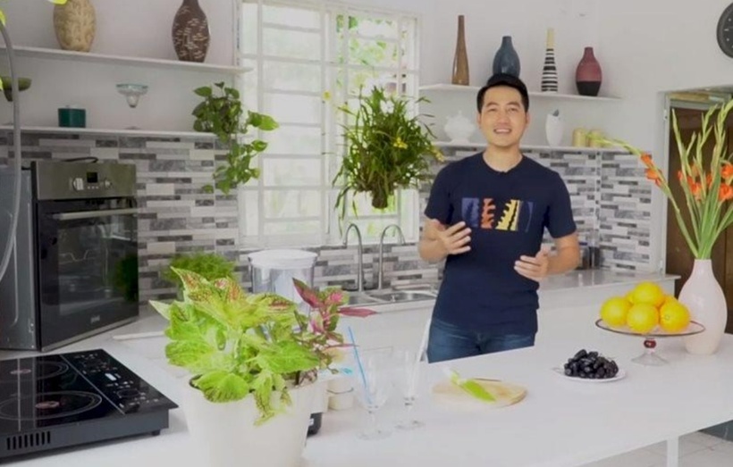 Nam ca sĩ chia sẻ, anh rất yêu thích nấu ăn, đặc biệt là nấu ăn cho người thân và bạn bè.