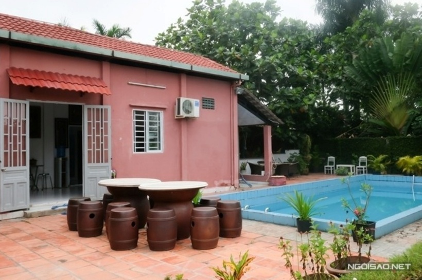 Nam ca sĩ cũng dành một phần không gian mở với thiết kế giường treo bên cạnh hồ bơi để anh có thể thư giãn đọc sách, đồng thời vui vẻ trò chuyện cùng bạn bè. Cạnh hồ bơi cũng đặt bàn ghế, tiện cho việc ăn uống ngoài trời.