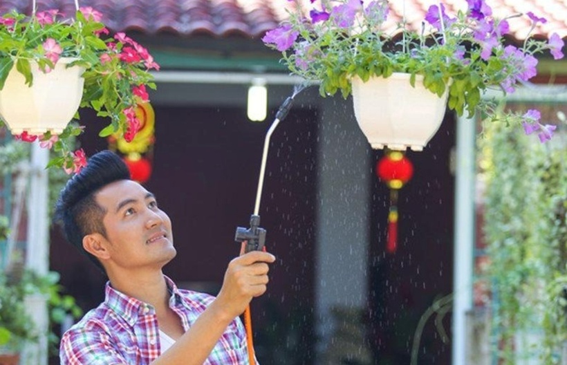 Nam ca sĩ cho biết rất nhiều cây trong vườn đều là những món quà mà khán giả yêu quý anh tặng. Có những cây có tuổi đời lên tới 11-12 năm như cây phượng tím, cây lộc vừng... đều được anh chăm sóc vô cùng cẩn thận.