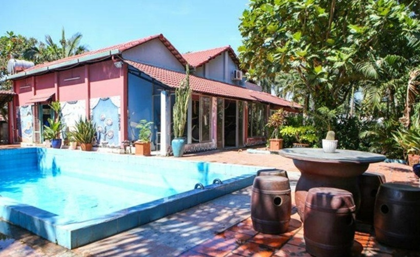 Cách trung tâm TP.HCM khoảng 30km, căn nhà vườn của Nguyễn Phi Hùng nằm khuất sau những rặng cây dâm bụt. Diện tích ngôi nhà khoảng 1.600m2, tính cả sân vườn là hơn 3.000m2.