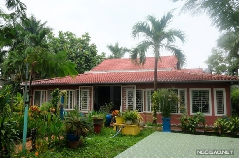 Ban đầu, đây chỉ là một căn nhà 3 gian bình thường. Nguyễn Phi Hùng đã tu sửa lại và làm thêm mái bên ngoài để không gian rộng rãi hơn, phía trong được trang trí như kiểu nhà nhiệt đới truyền thống.