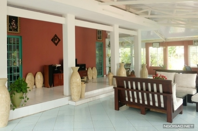 Nguyễn Phi Hùng cho hay, căn nhà vườn được anh thiết kế với rất nhiều cửa sổ đến đón ánh nắng mặt trời và cho thông thoáng. "Căn nhà được thiết kế như thành ý của chủ nhân, lúc nào cũng mở cửa chào mời bạn bè có nhiều dịp về đây để cùng chia sẻ và vui chơi với nhau", anh nói.