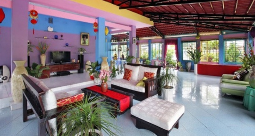 Không gian nhà chính được lợp ngói, có nhiều cửa sổ đón gió mát tự nhiên từ khu vườn. Màu sơn trong nhà được anh thay đổi thường xuyên mỗi năm.