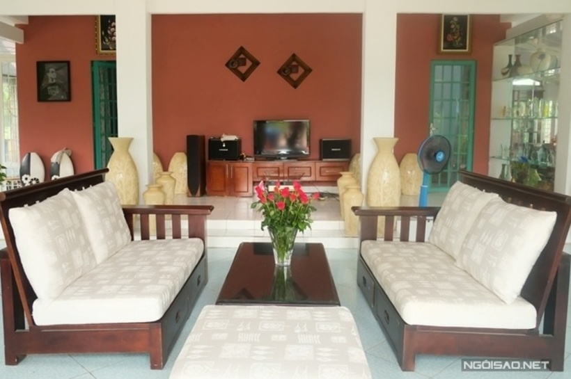 Nội thất phòng khách khá đơn giản, do ưu tiên sự nghỉ dưỡng nên nam ca sĩ lựa chọn các hàng ghế dài, lót nệm để tạo sự thoải mái.